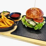 Burger de vită, cartofi, sosuri 470g