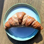Croissant cu unt